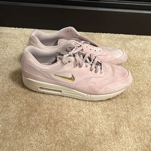 Nike air max 1 particle rose.